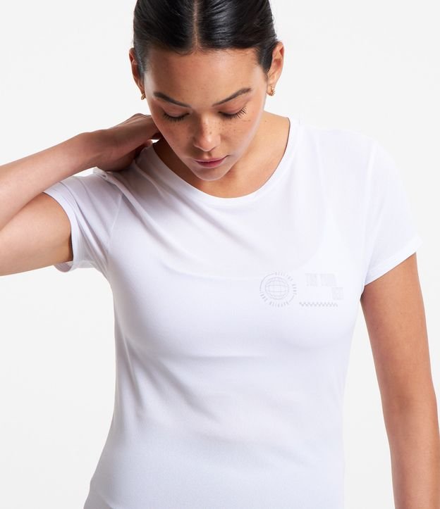 Camiseta Esportiva em Poliamida com Estampa Happier Branco 4