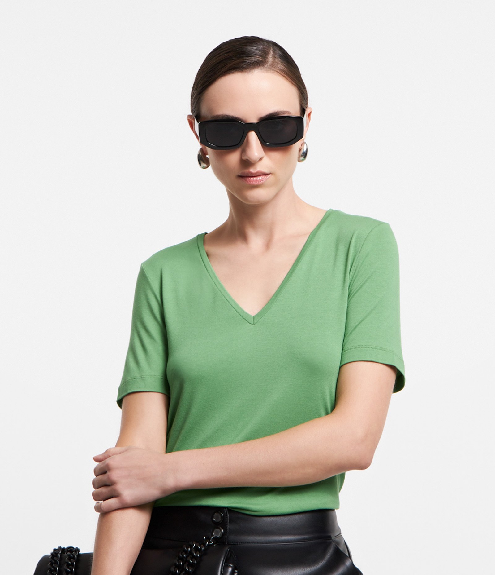 Blusa Básica em Viscose com Decote V Verde 1