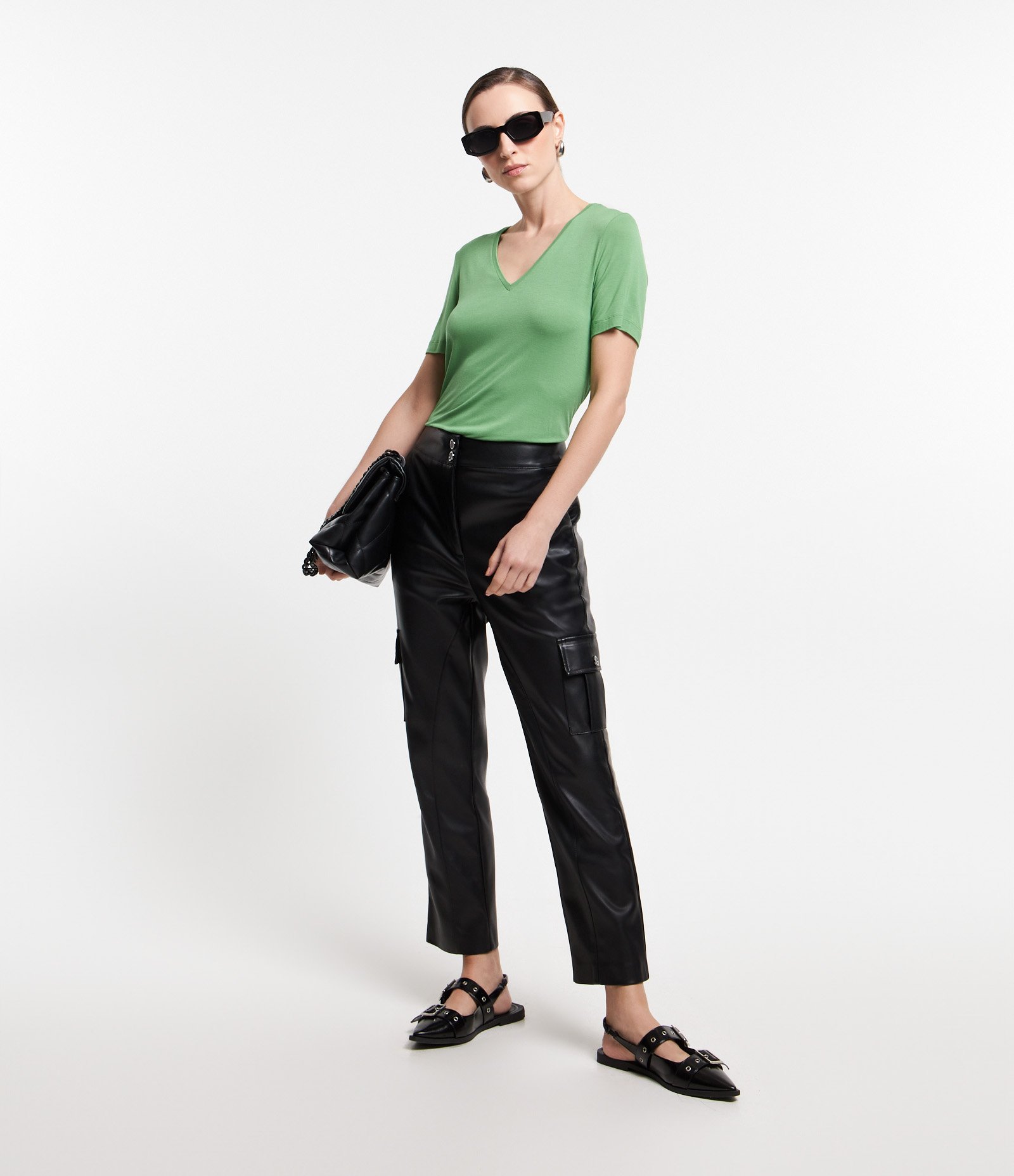 Blusa Básica em Viscose com Decote V Verde 2