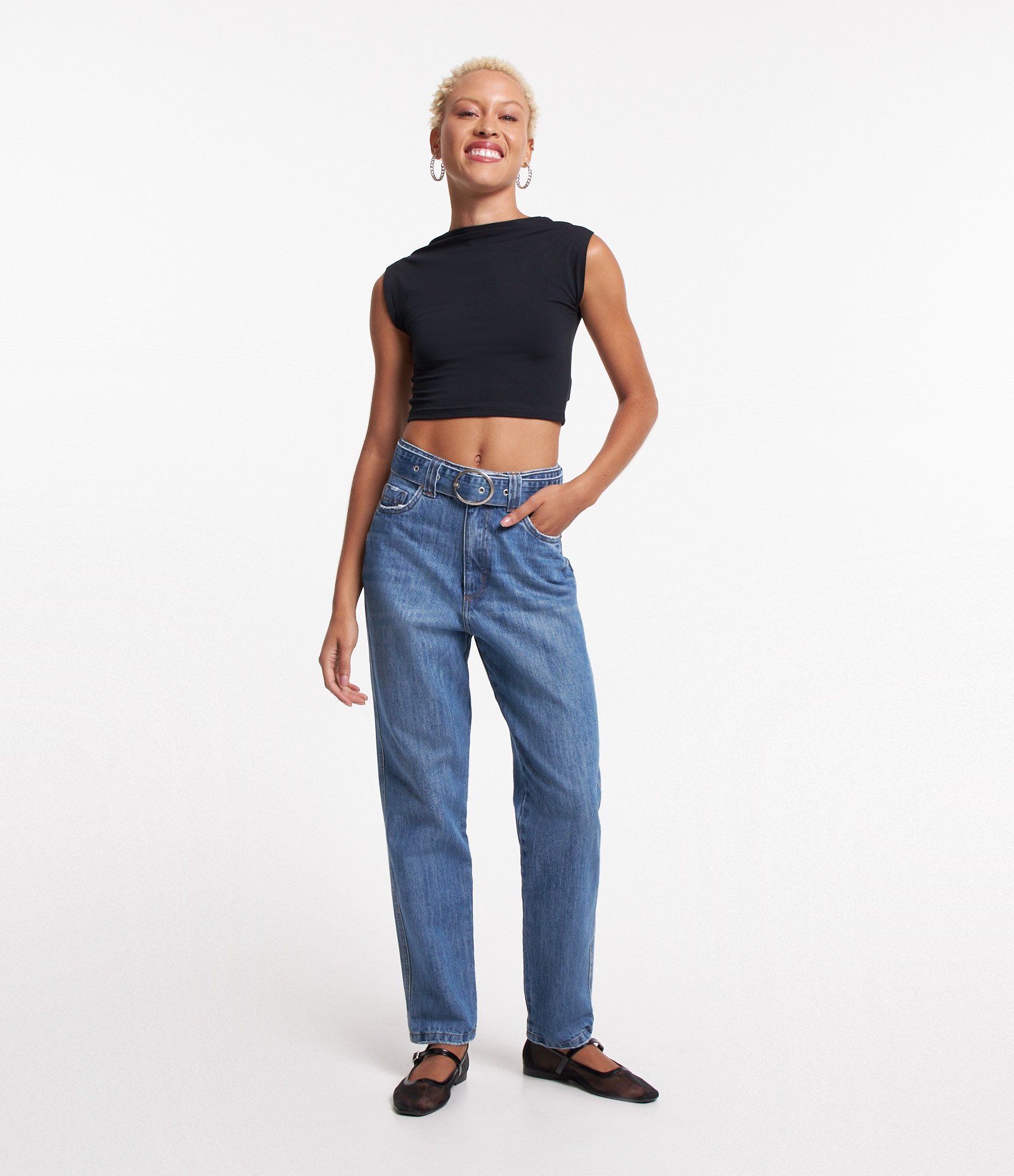 Calça Mom em Jeans com Cinto e Fivela Azul Médio 1