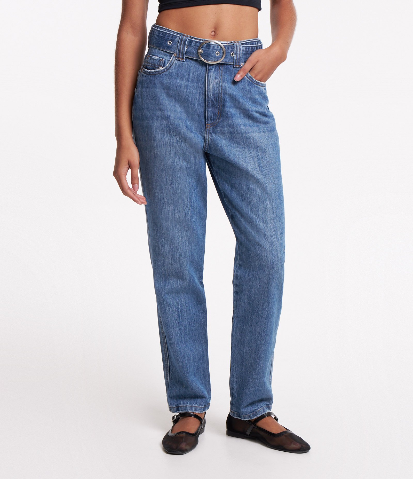 Calça Mom em Jeans com Cinto e Fivela Azul Médio 2