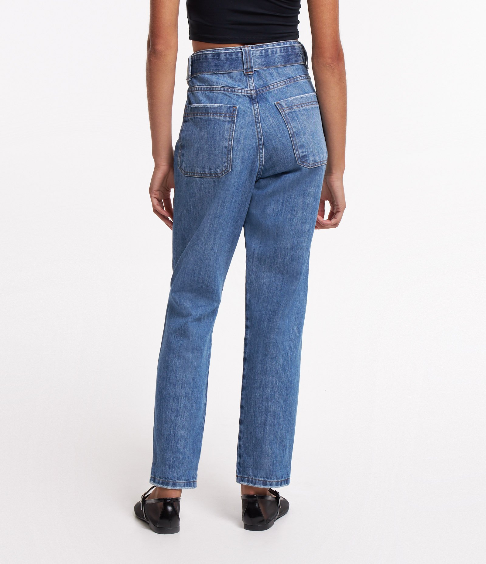 Calça Mom em Jeans com Cinto e Fivela Azul Médio 3