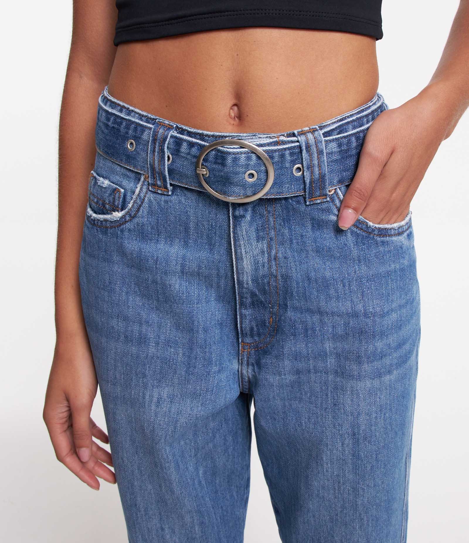 Calça Mom em Jeans com Cinto e Fivela Azul Médio 4