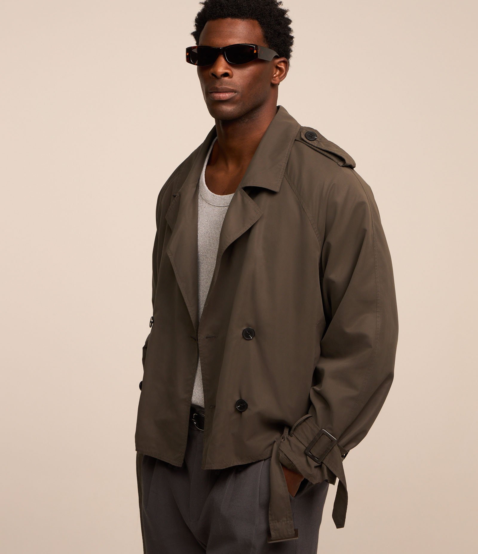 Casaco Trench Coat Curto com Trespasse Cinza 1