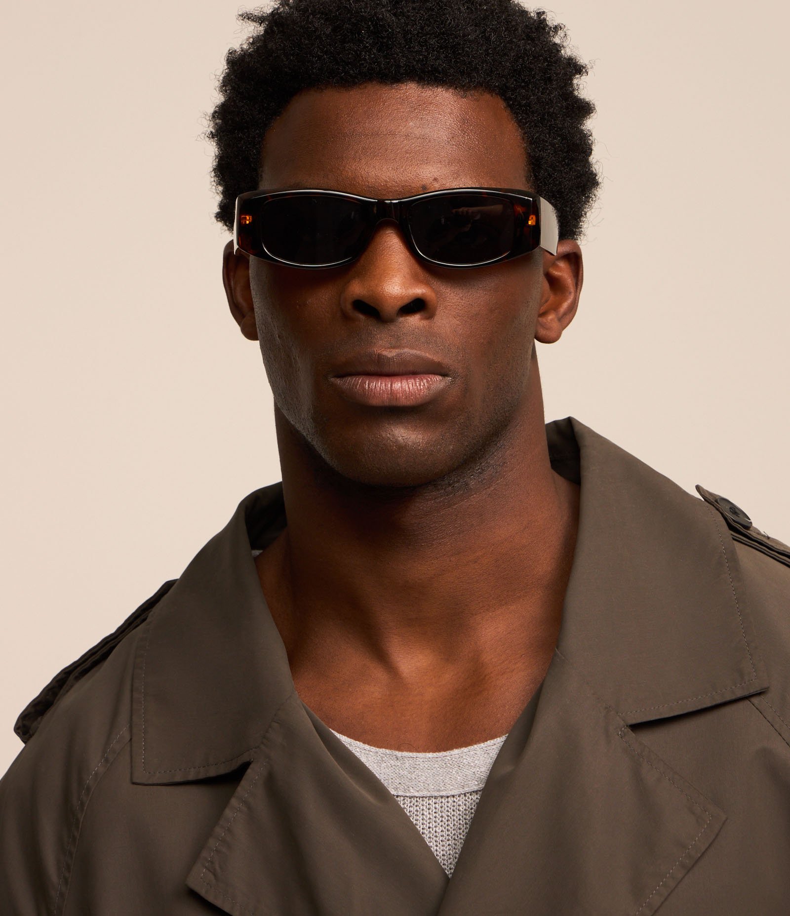 Casaco Trench Coat Curto com Trespasse Cinza 3