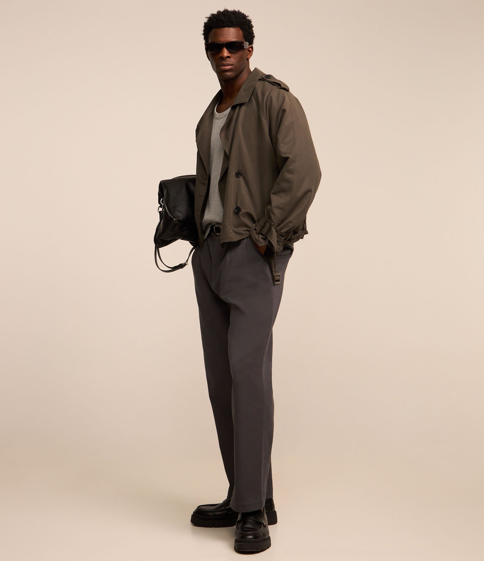 Casaco Trench Coat Curto com Trespasse Cinza 4