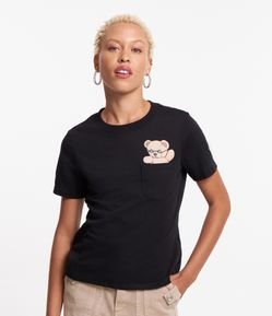Blusa T-shirt em Meia Malha com Bolso e Estampa de Ursinho