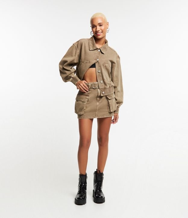 Saia Curta em Sarja com Cinto Afivelado e Bolsos Cargo