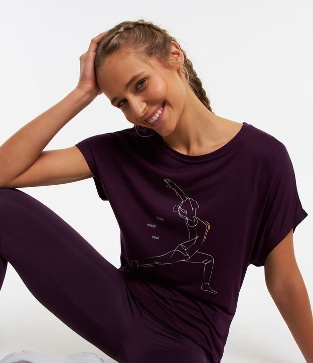 Camiseta Esportiva Ampla em Viscose Estampa Alongamento