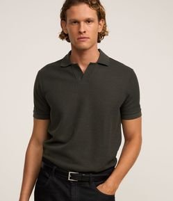 Camisa Polo com Gola Lapela sem Botão e Textura Canelada