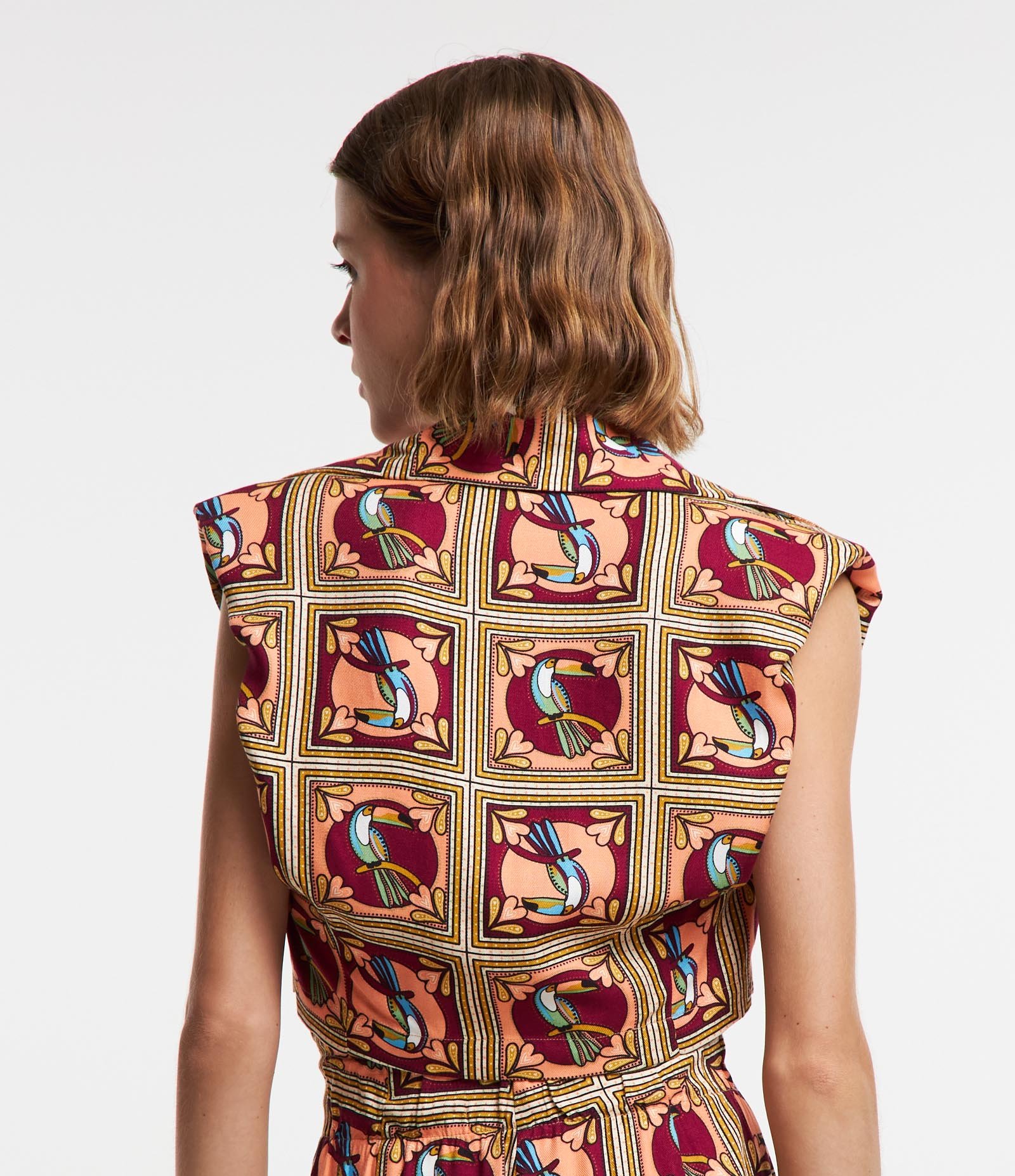 Blusa Cropped em Viscose com Estampa de Tucanos Amarelo/ Laranja/ Marrom 3