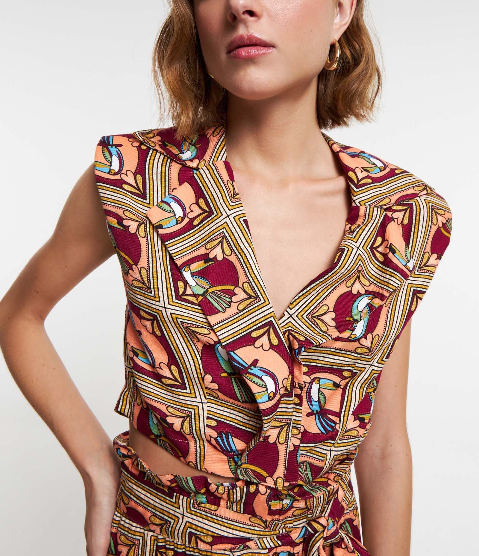 Blusa Cropped em Viscose com Estampa de Tucanos Amarelo/ Laranja/ Marrom 4