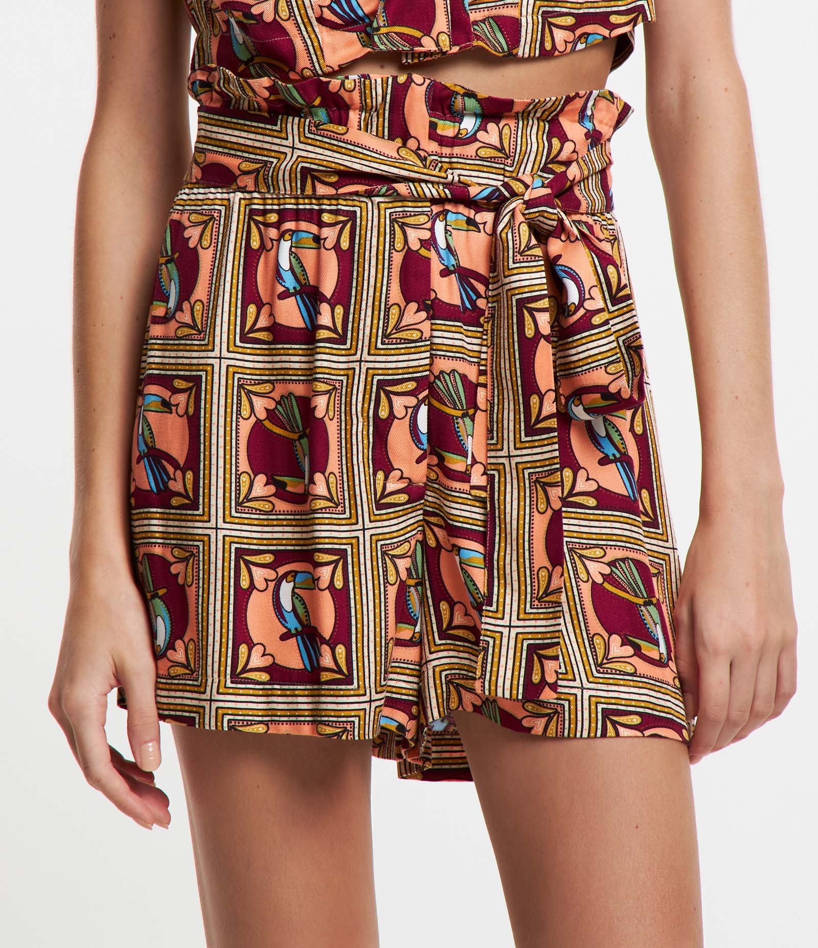 Short Clochard em Viscose com Lenço no Cós e Estampa Tucanos Amarelo/ Laranja/ Marrom 2