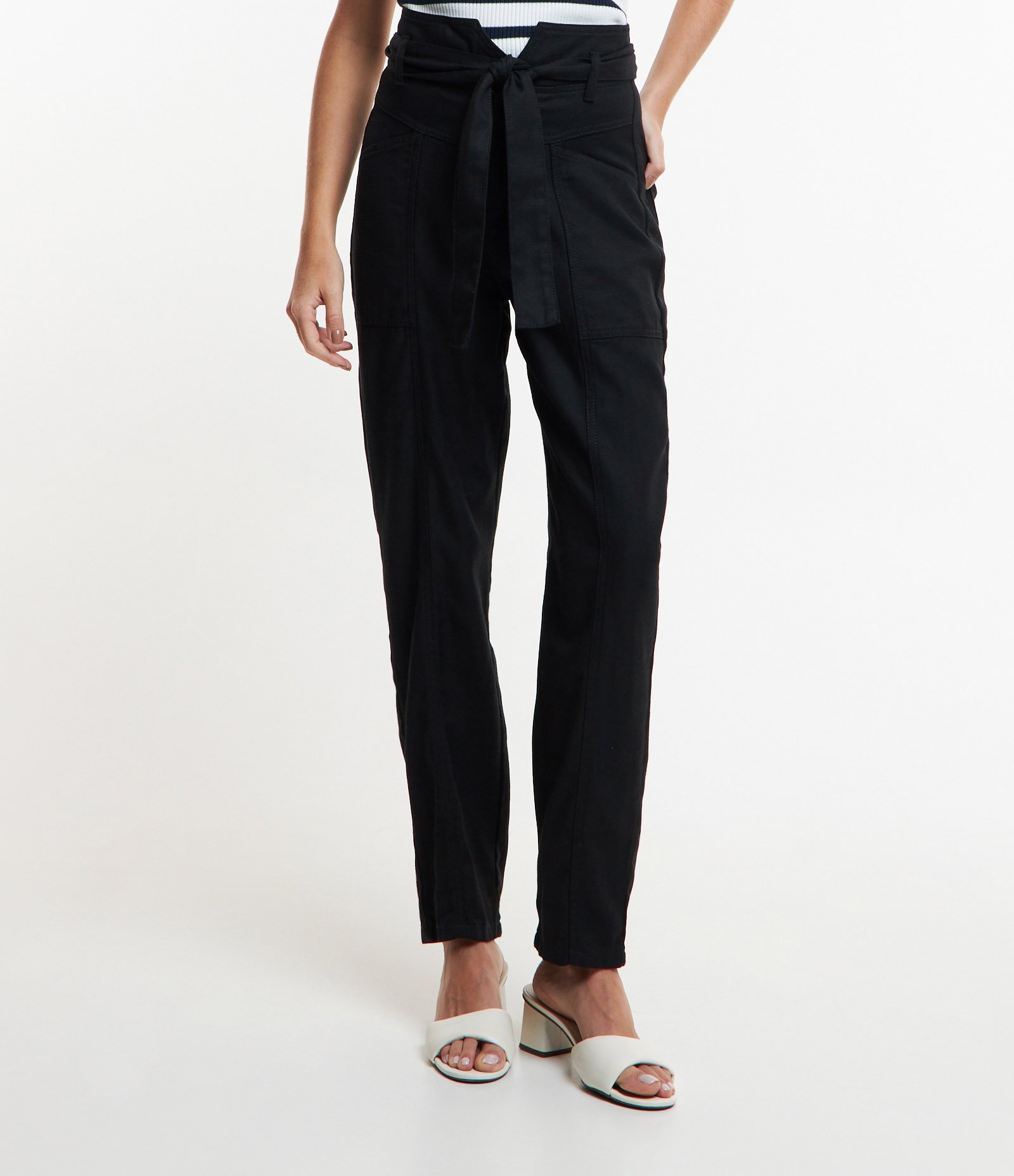 Calça Mom em Jeans com Cinto de Tecido e Bolsos Preto 1