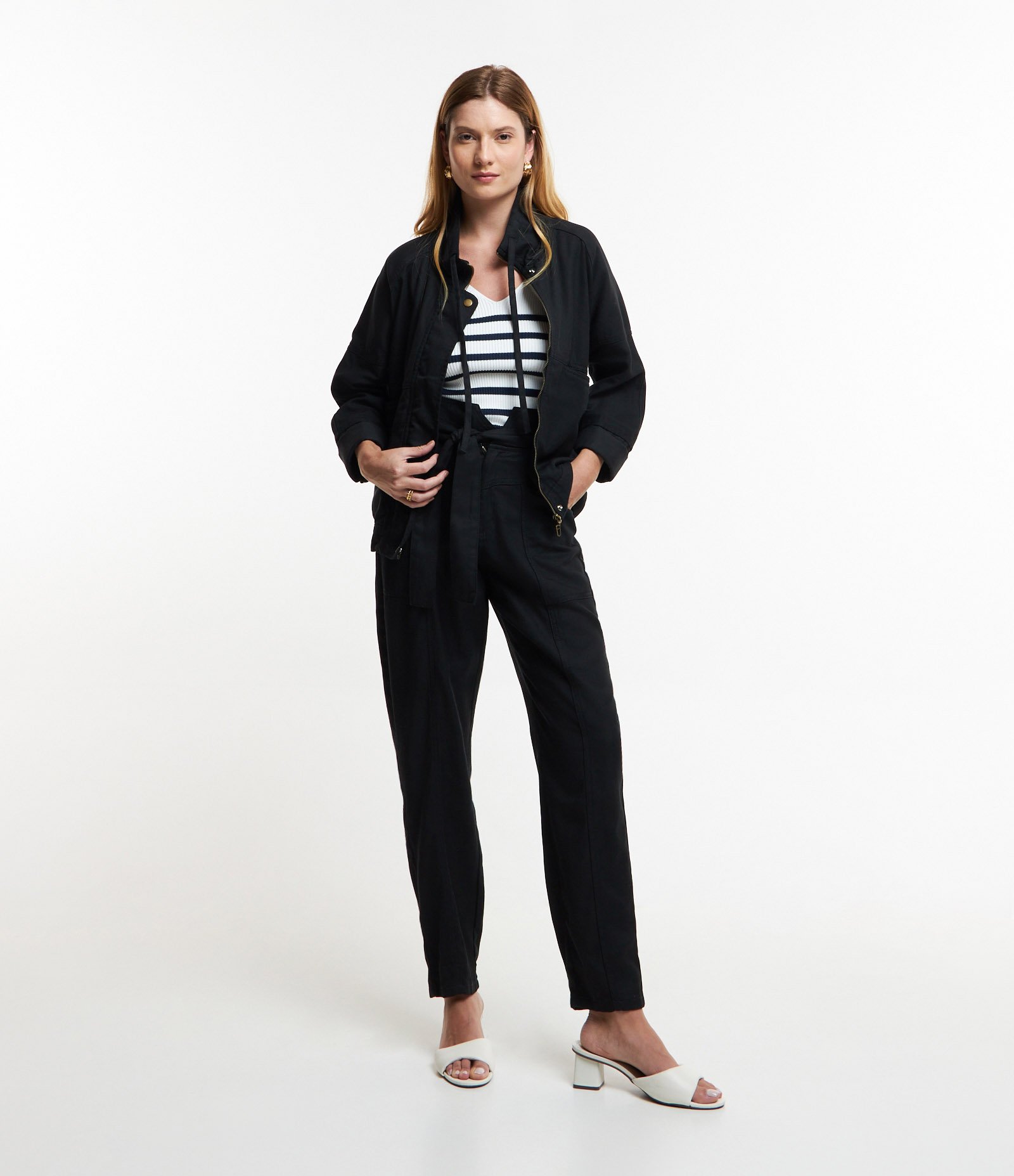 Calça Mom em Jeans com Cinto de Tecido e Bolsos Preto 2