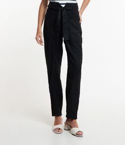Calça Mom em Jeans com Cinto de Tecido e Bolsos