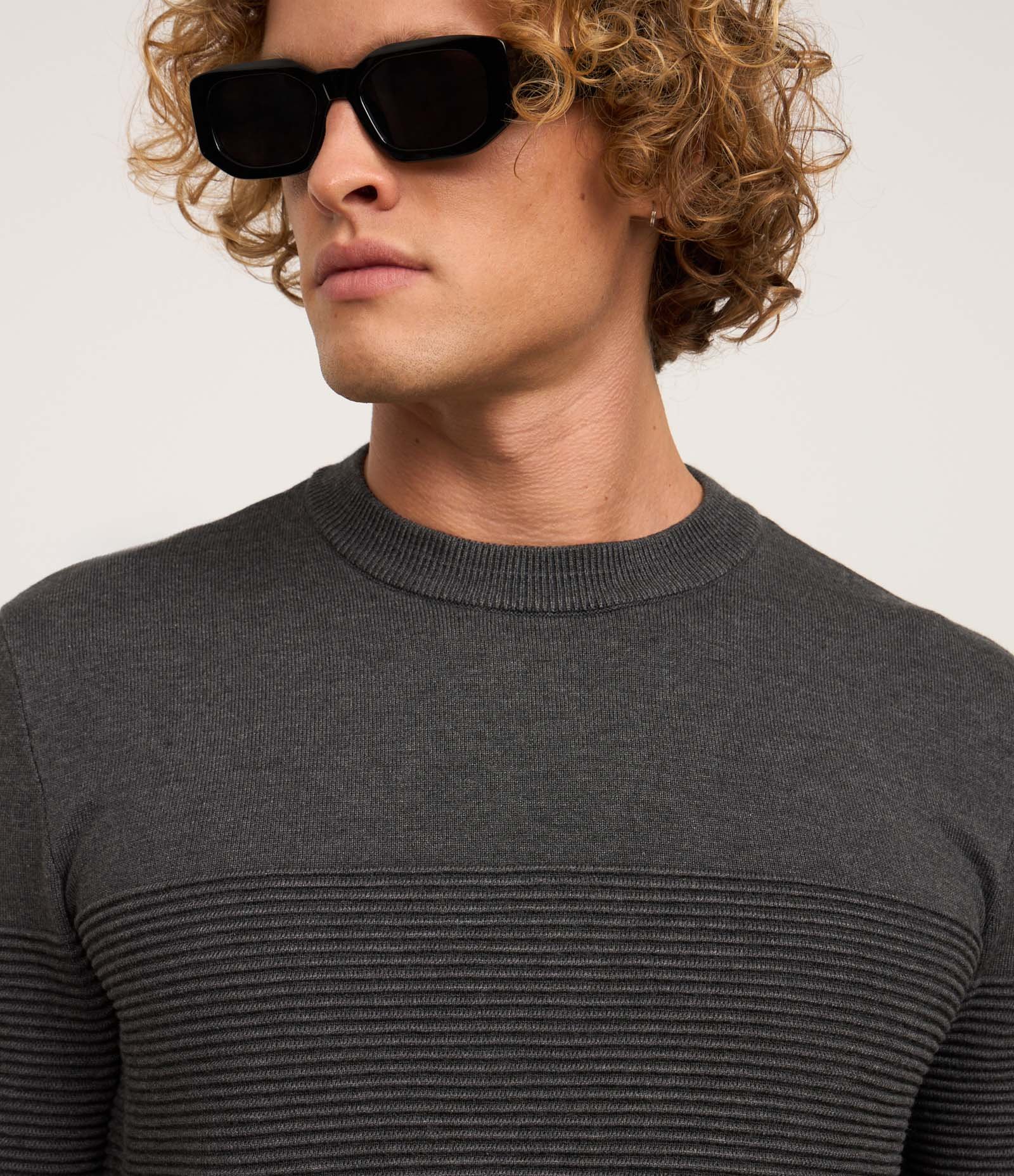 Suéter em Tricô com Textura em Nervuras Cinza 4