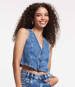 Colete em Jeans com Recorte Vazado e Fivela nas Costas