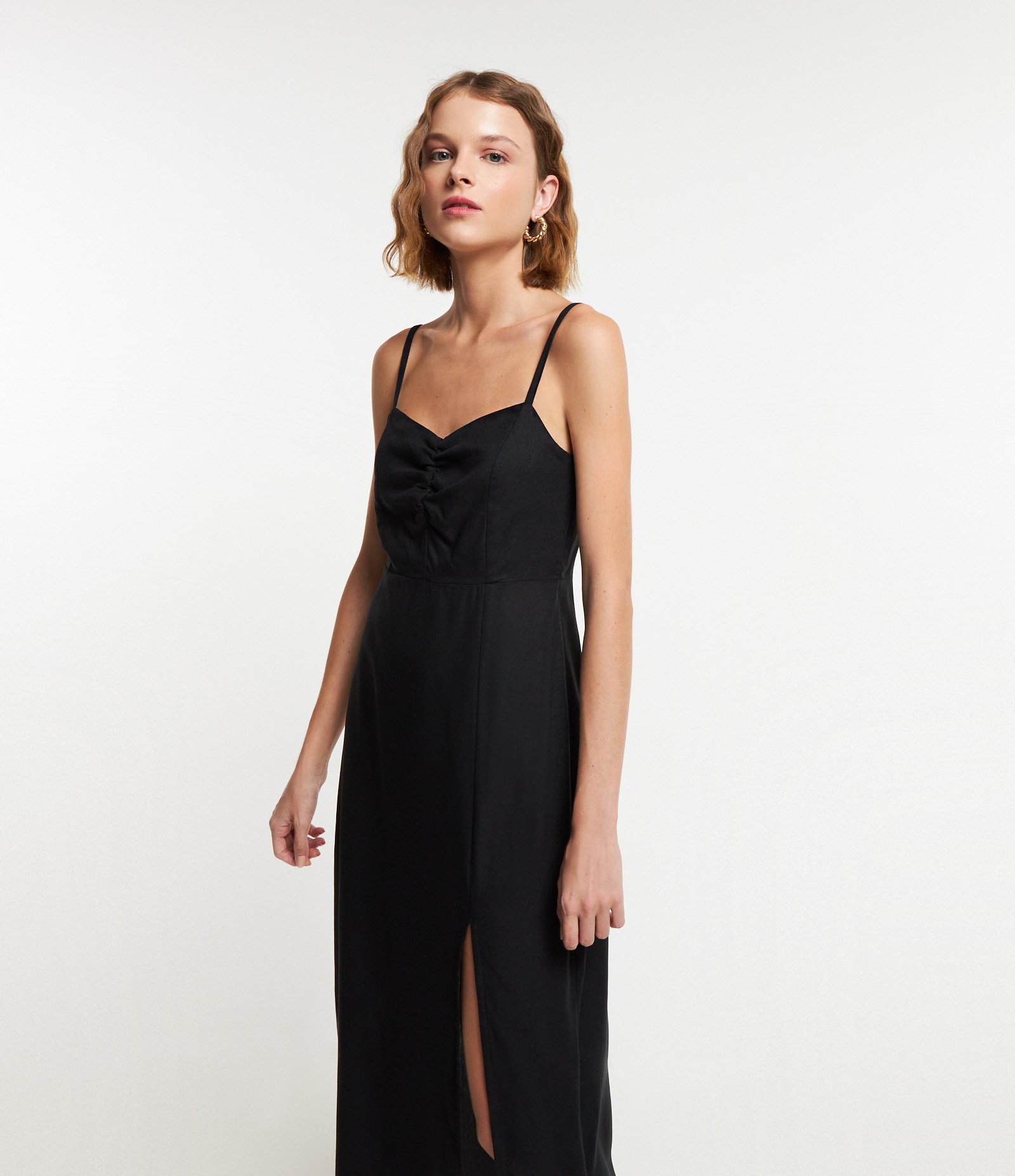 Vestido Midi em Linho com Franzido no Busto e Fenda Preto 2