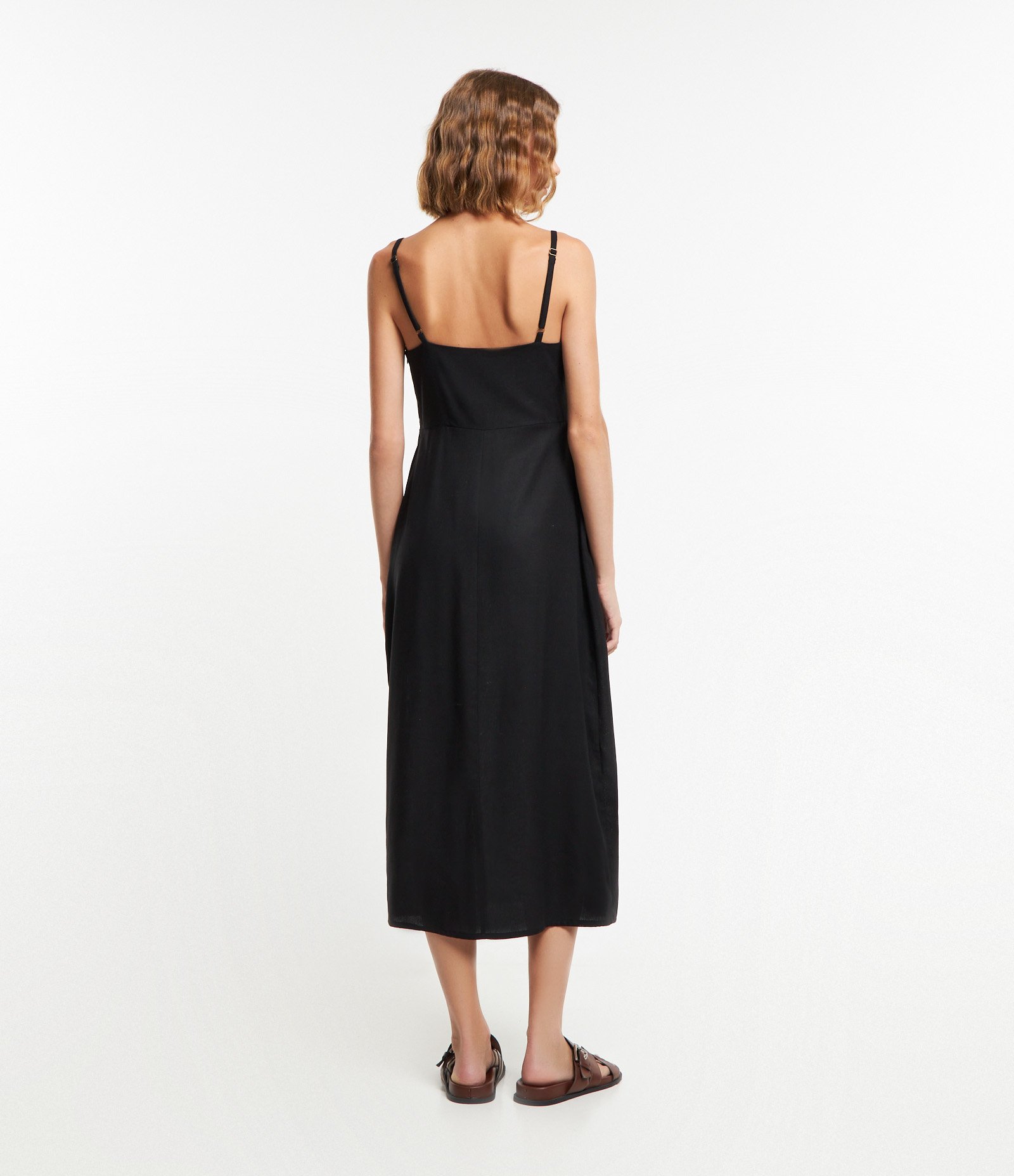Vestido Midi em Linho com Franzido no Busto e Fenda Preto 3