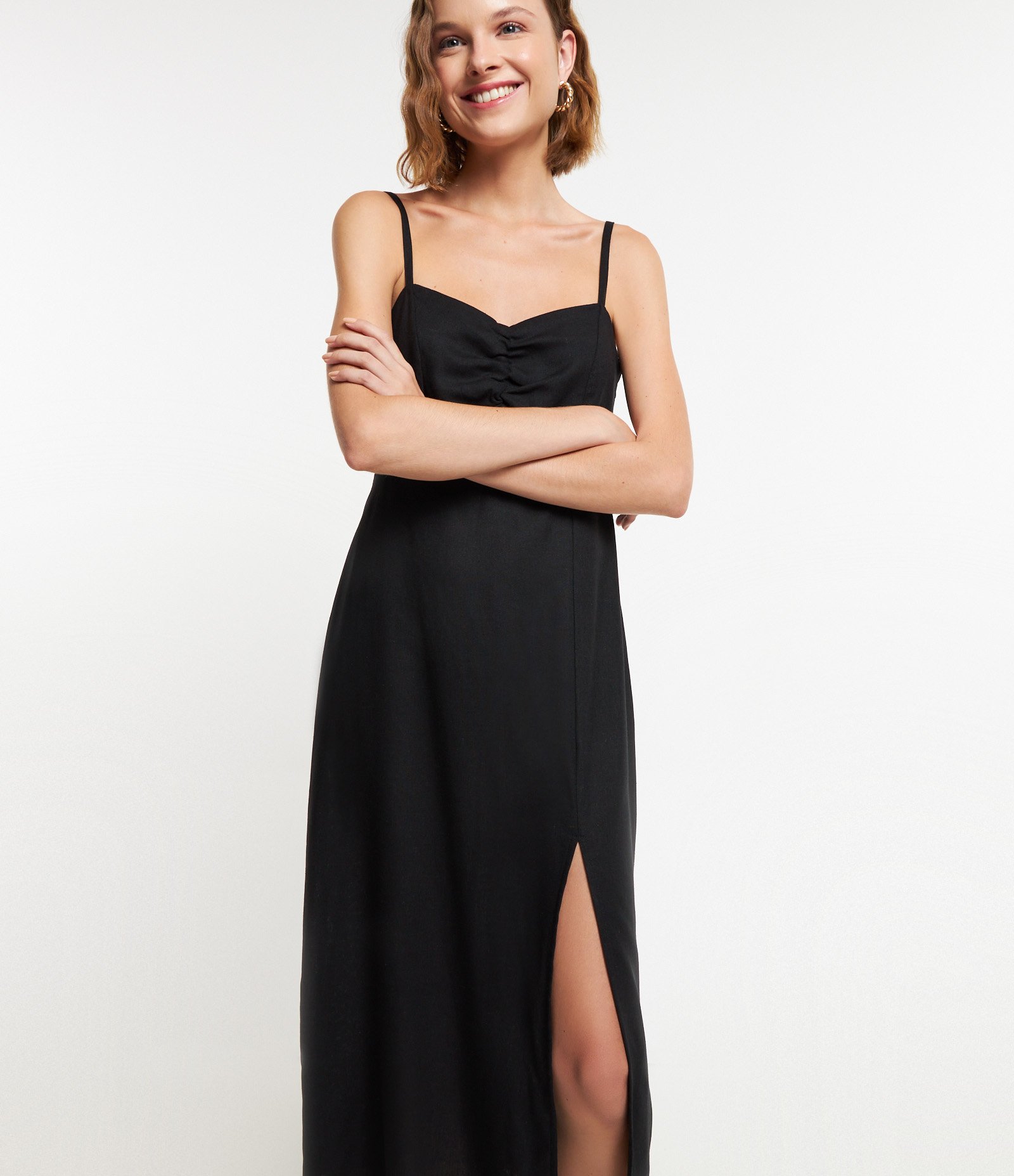 Vestido Midi em Linho com Franzido no Busto e Fenda Preto 4
