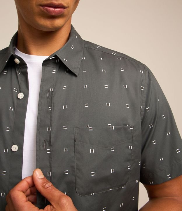 Camisa em Tricoline com Estampa Geométrica