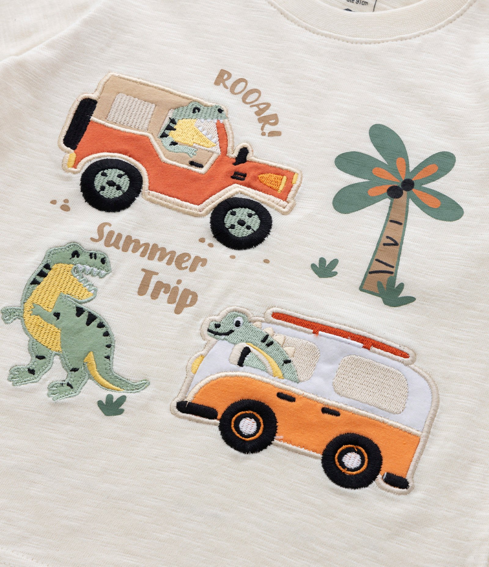 Camiseta Infantil com Bordado de Carrinhos com Dino - Tam 1 a 5 anos Bege 4