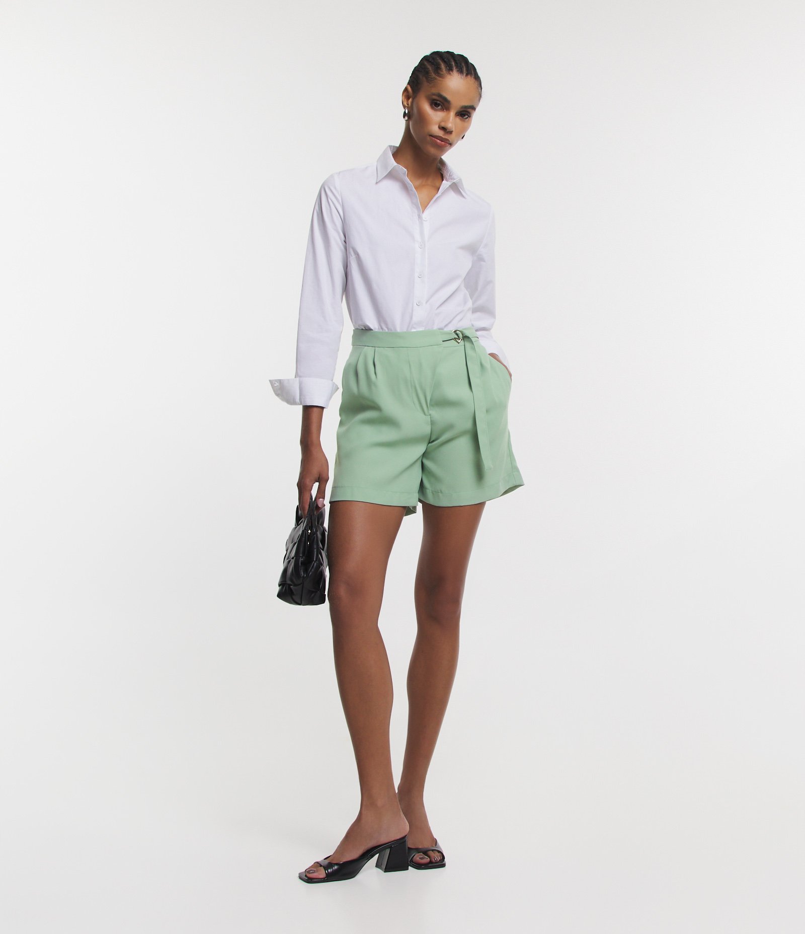 Short em Crepe com Fechamento em Fivela no Cós Verde 1