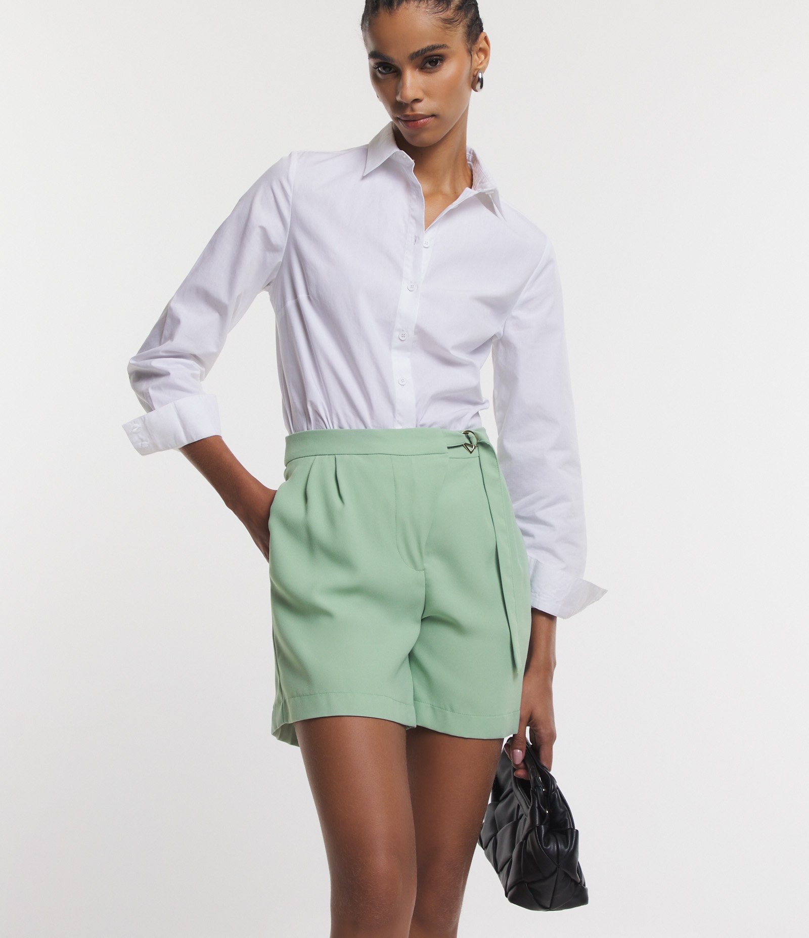 Short em Crepe com Fechamento em Fivela no Cós Verde 2