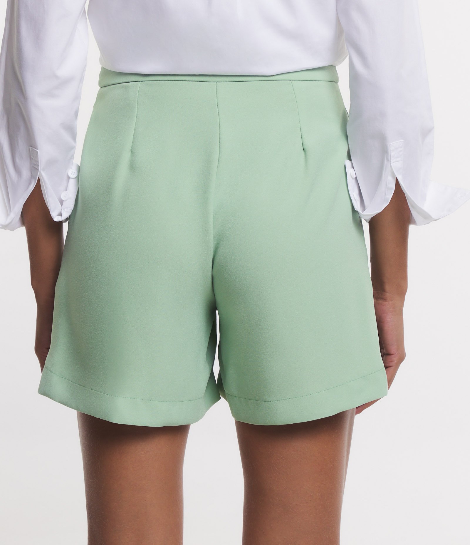 Short em Crepe com Fechamento em Fivela no Cós Verde 5