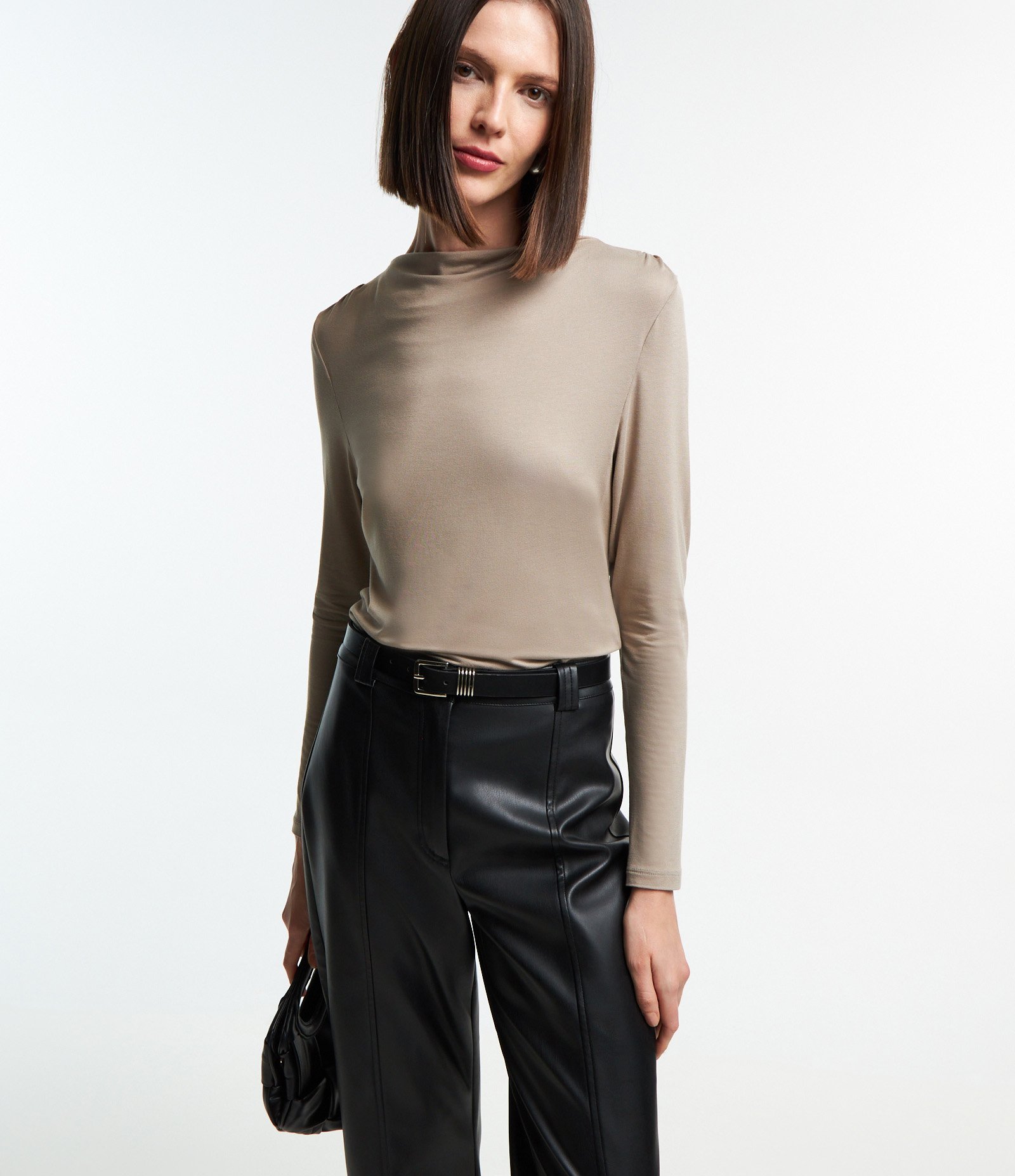 Blusa em Meia Malha com Gola Boba Bege 1