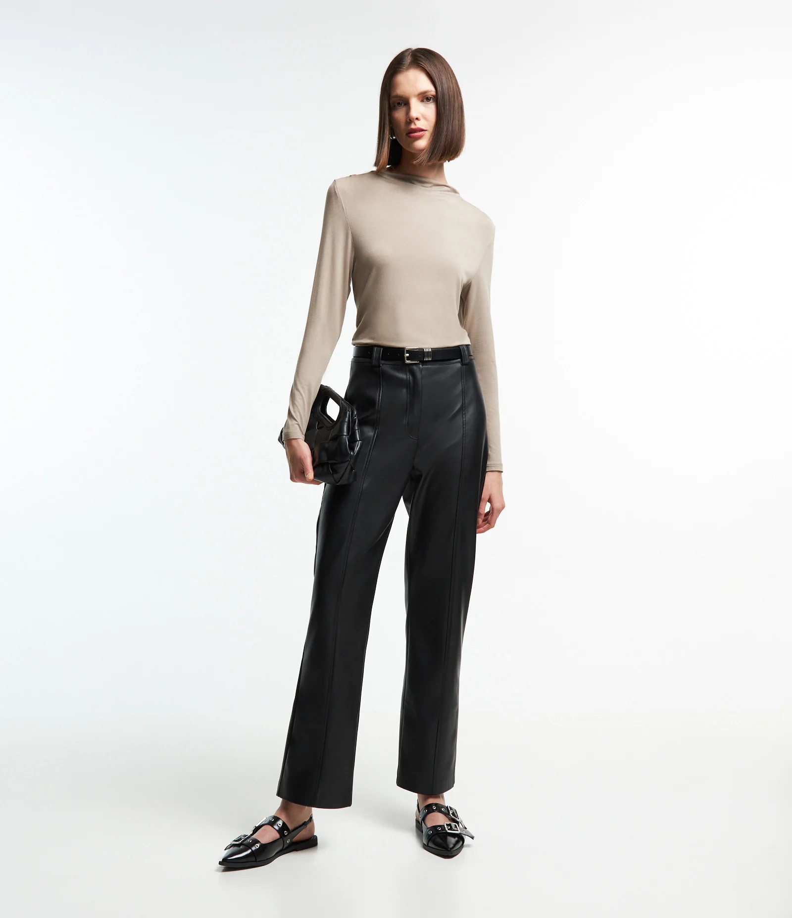 Blusa em Meia Malha com Gola Boba Bege 2
