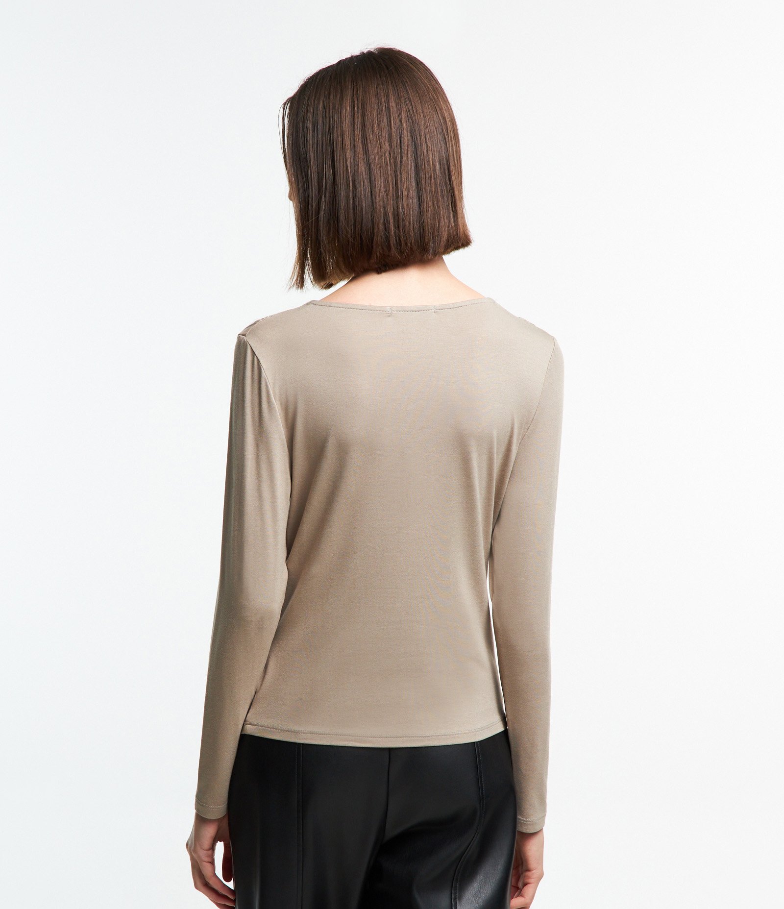 Blusa em Meia Malha com Gola Boba Bege 4