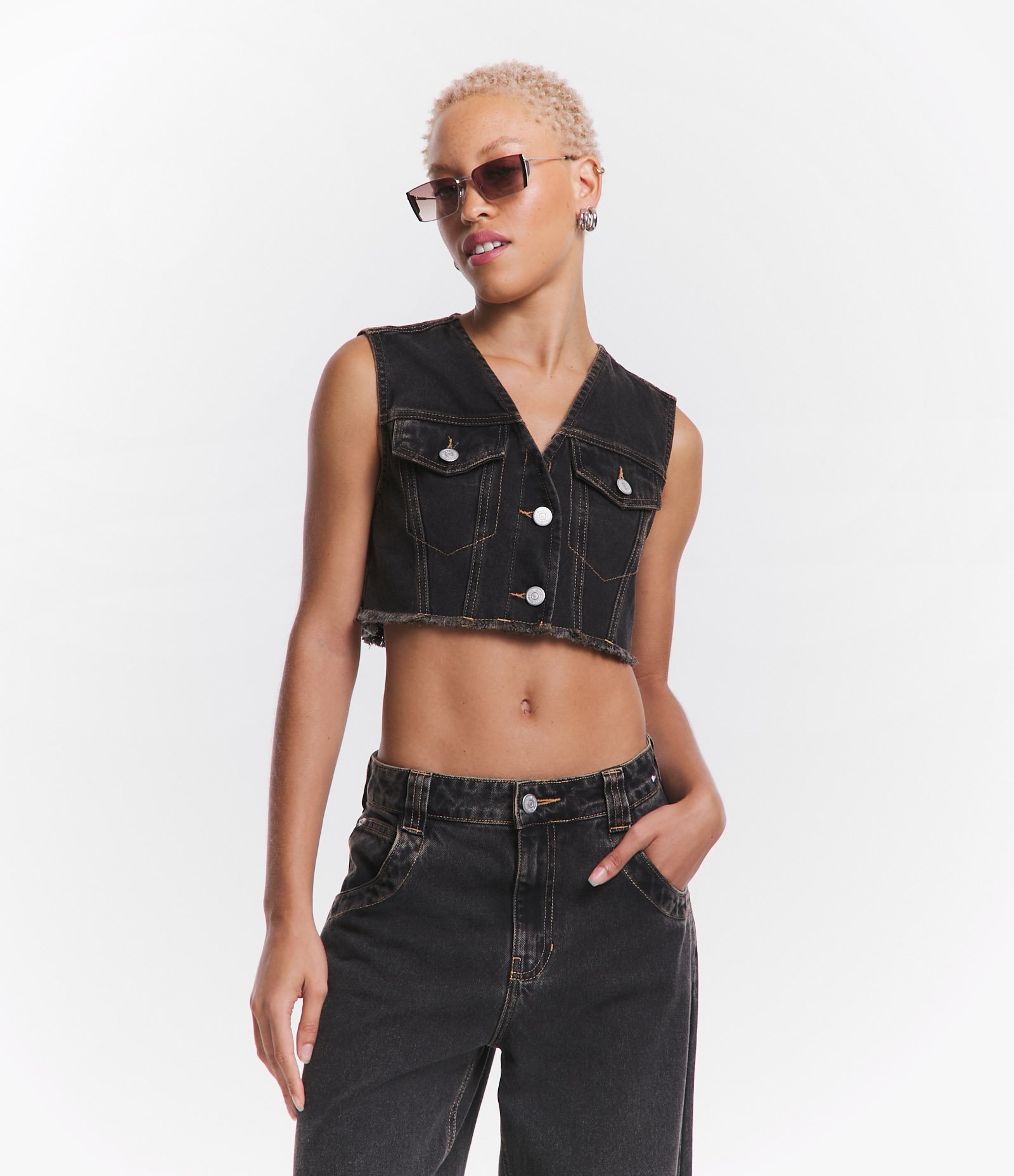 Colete Curto em Jeans com Bolsos Preto 1