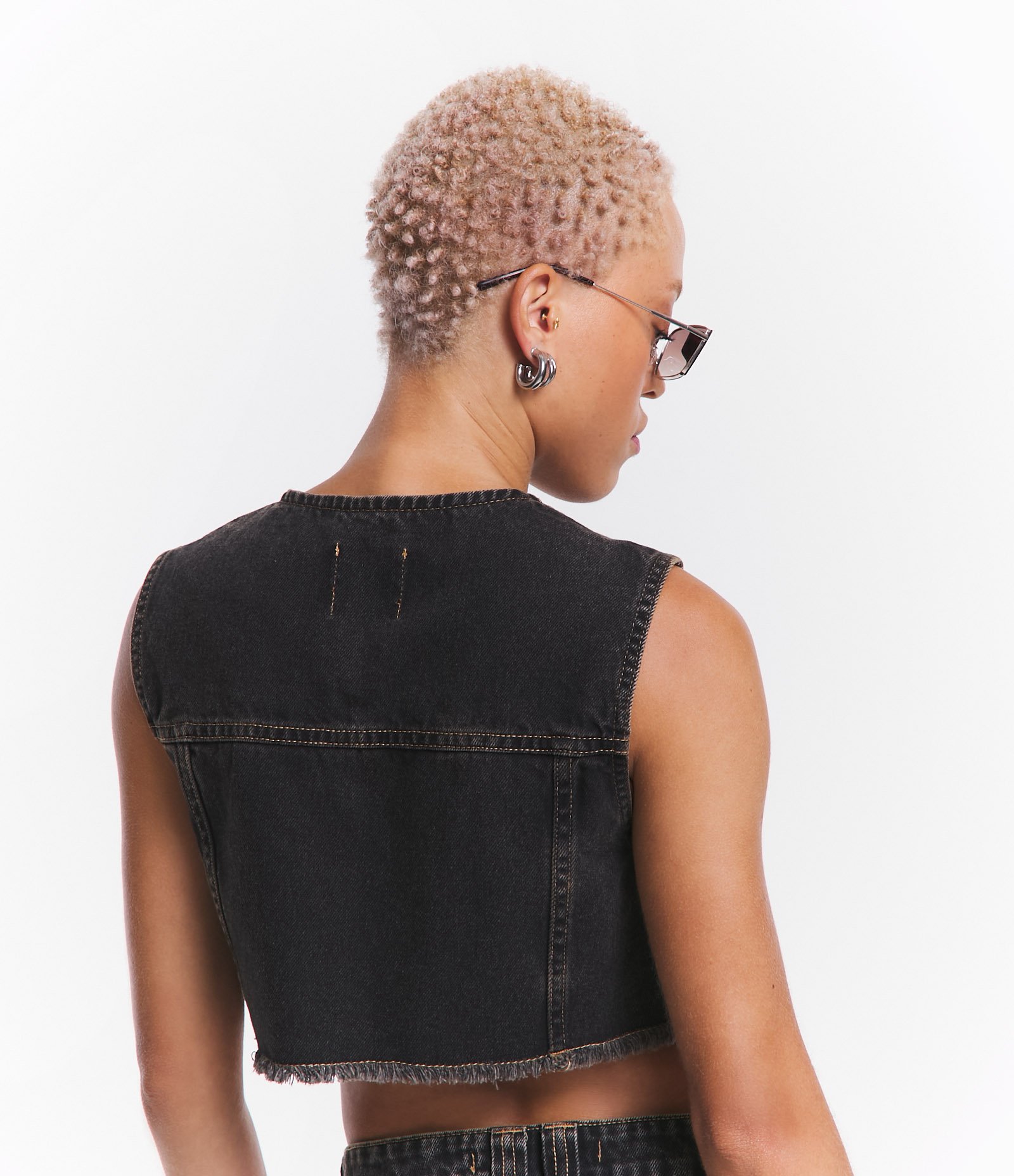Colete Curto em Jeans com Bolsos Preto 3