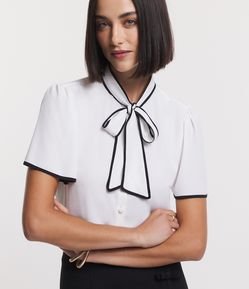 Camisa em Crepe com Gola Laço e Contornos Contrastantes