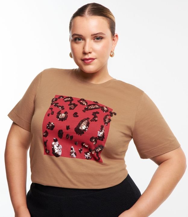 Blusa T-shirt com Estampa de Quadro Animal Print e Paetês Curve & Plus Size Marrom Caramelo 1