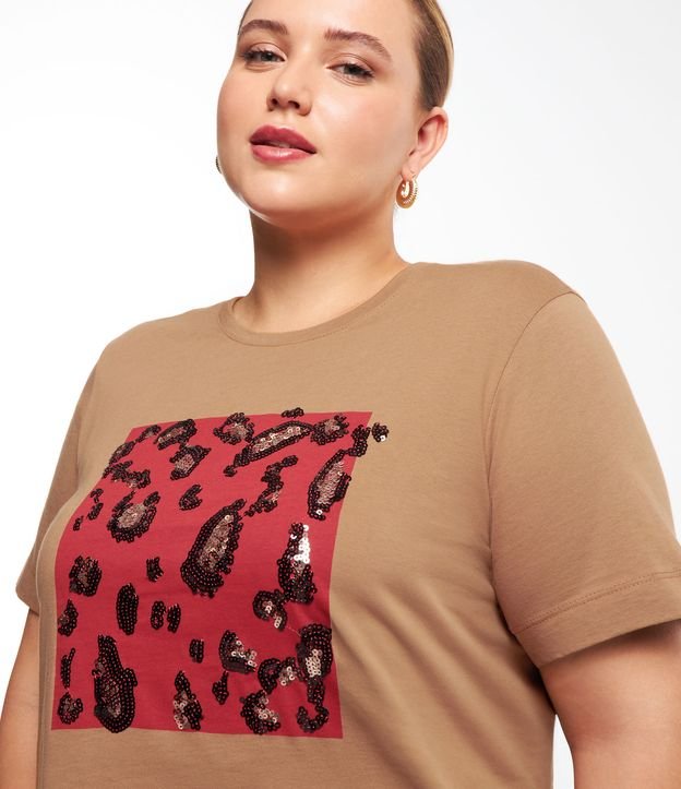 Blusa T-shirt com Estampa de Quadro Animal Print e Paetês Curve & Plus Size Marrom Caramelo 4