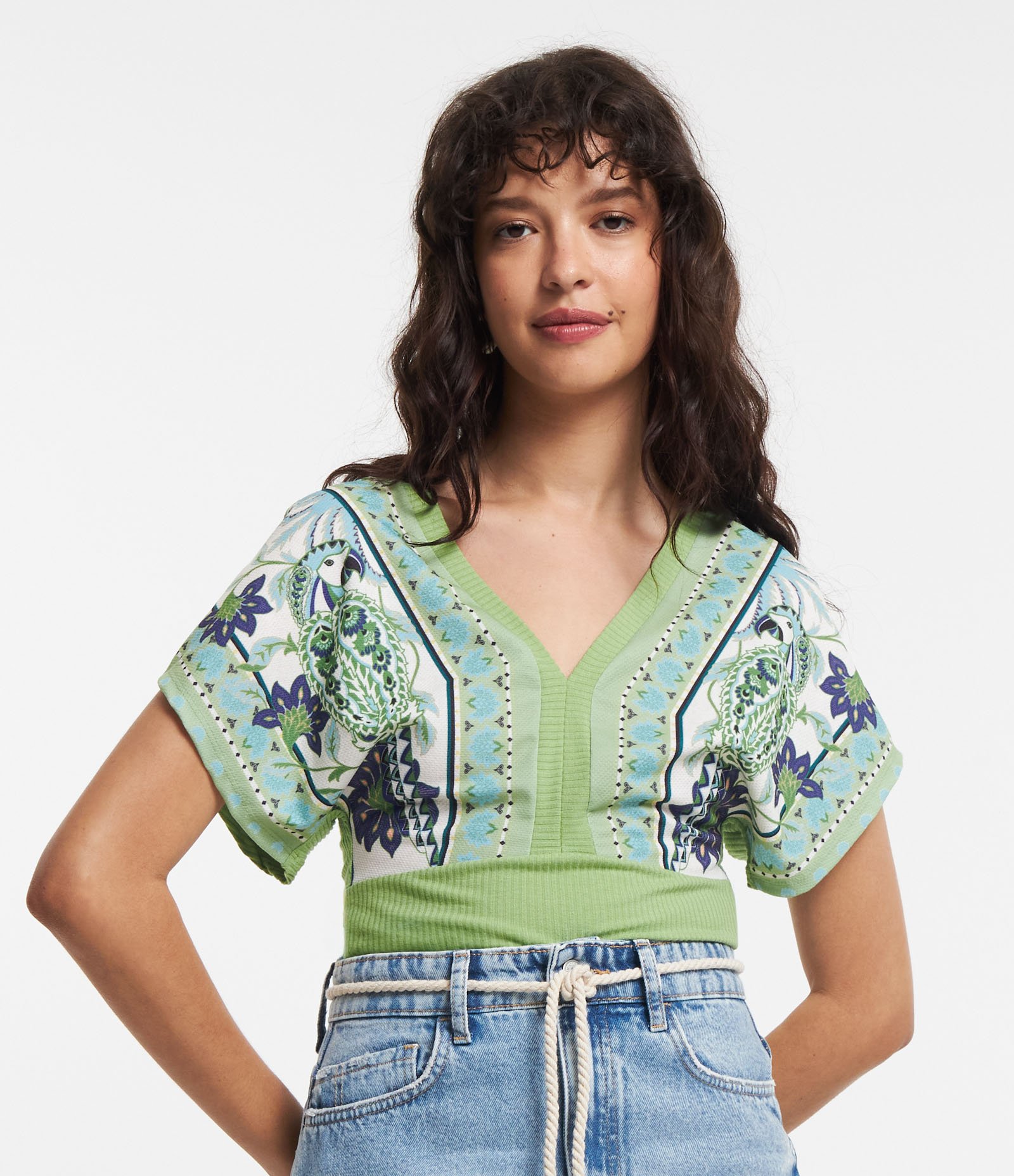 Blusa em Ribana com Estampa Floral com Araras Verde 1