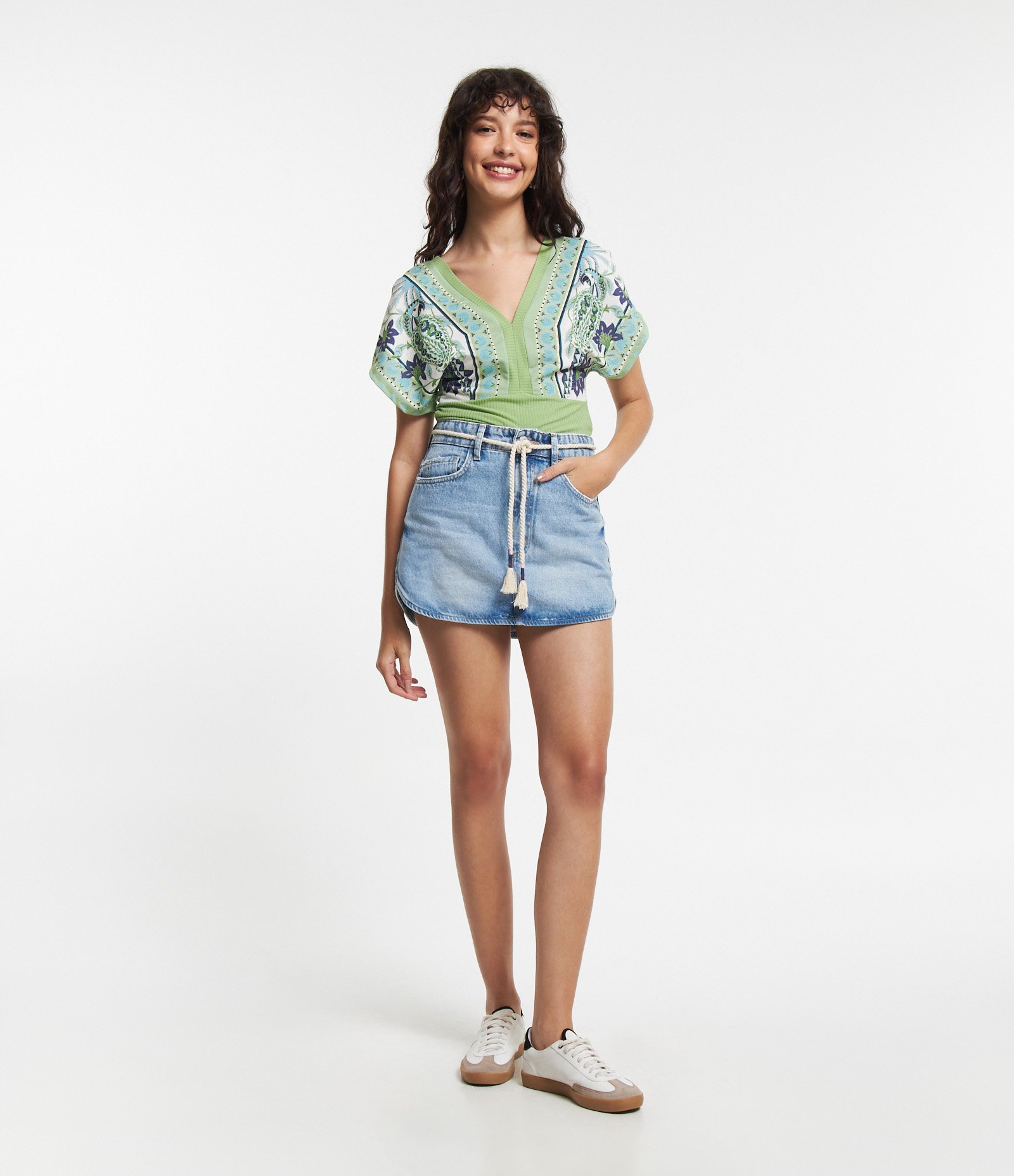 Blusa em Ribana com Estampa Floral com Araras Verde 2