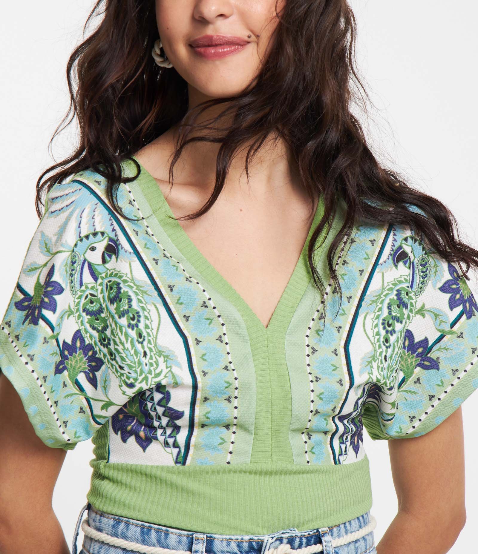 Blusa em Ribana com Estampa Floral com Araras Verde 4
