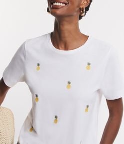 Blusa T-shirt em Meia Malha com Bordadinhos de Abacaxi