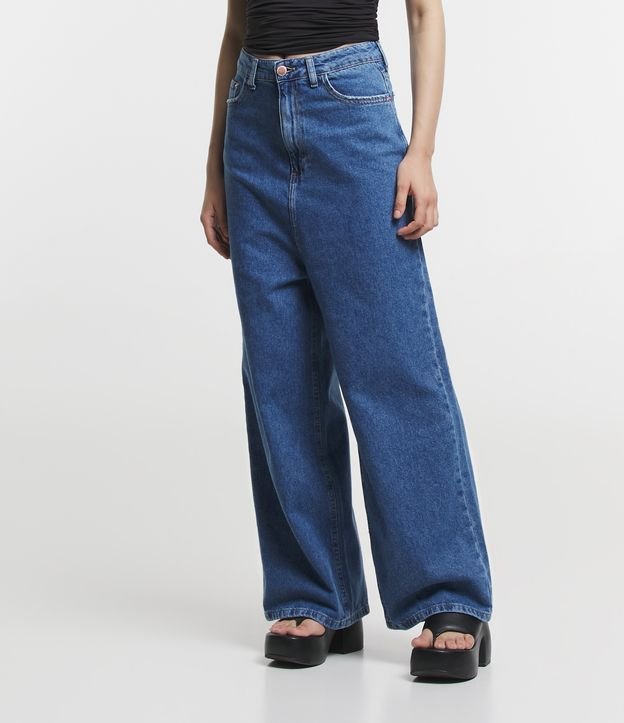Calça Pantalona em Jeans com Gancho Alongado Azul 2