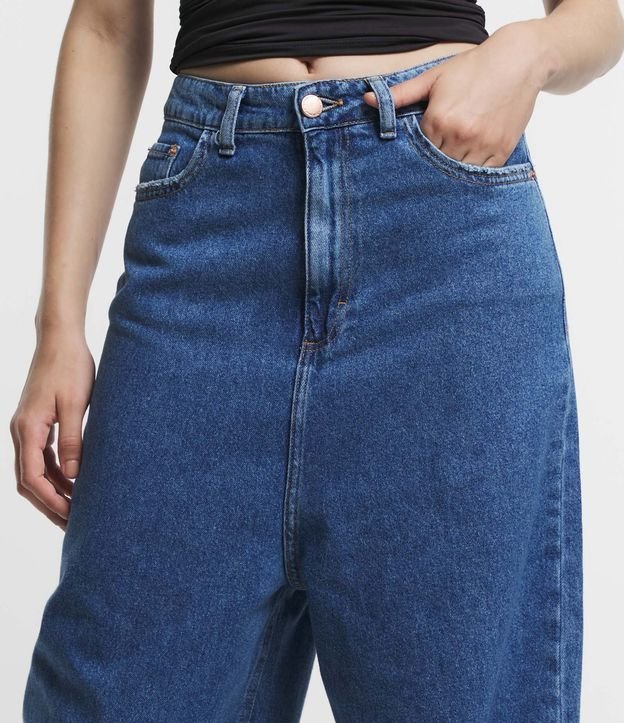 Calça Pantalona em Jeans com Gancho Alongado Azul 4