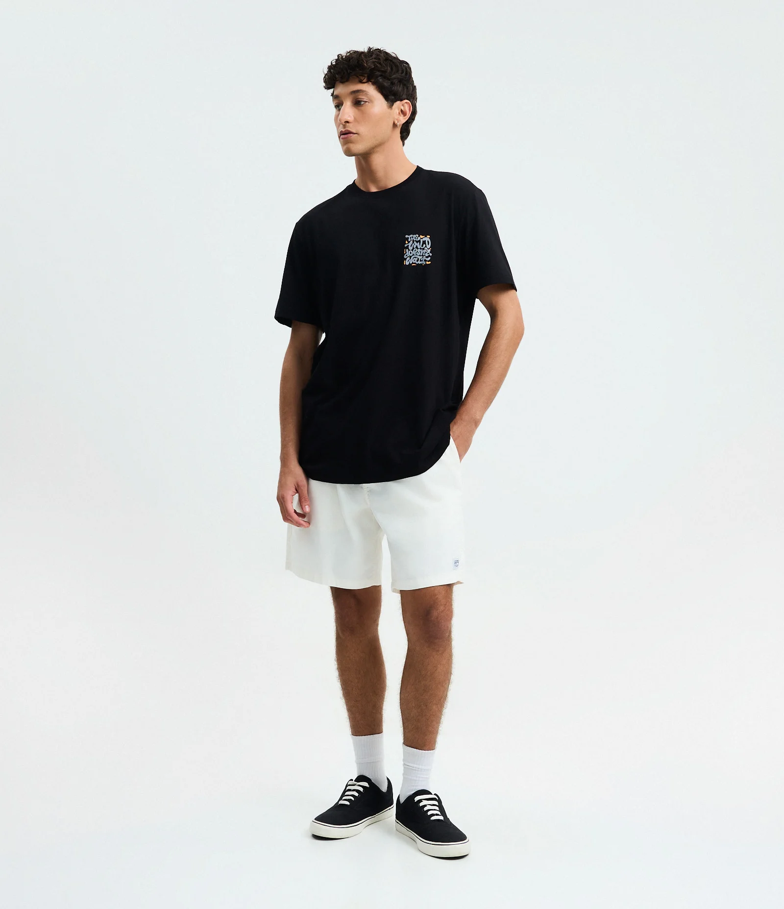 Bermuda Regular em Sarja Lavada com Amarração no Cós Branco 1