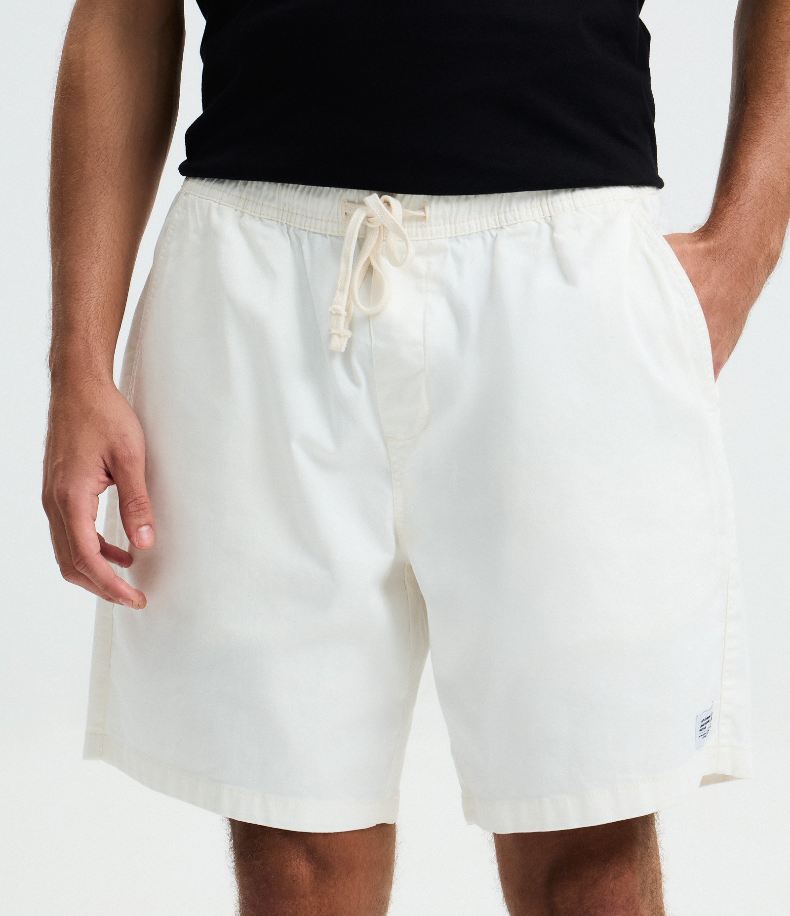 Bermuda Regular em Sarja Lavada com Amarração no Cós Branco 2