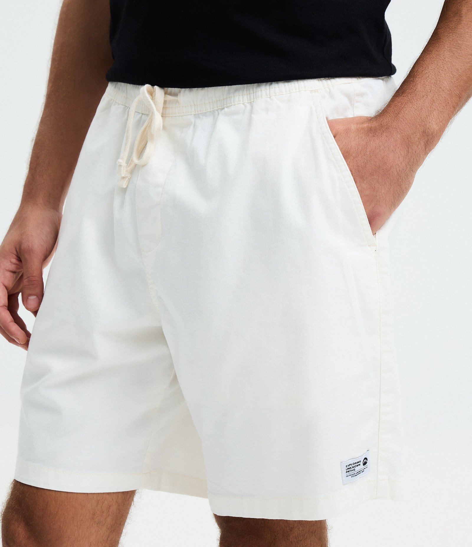 Bermuda Regular em Sarja Lavada com Amarração no Cós Branco 3