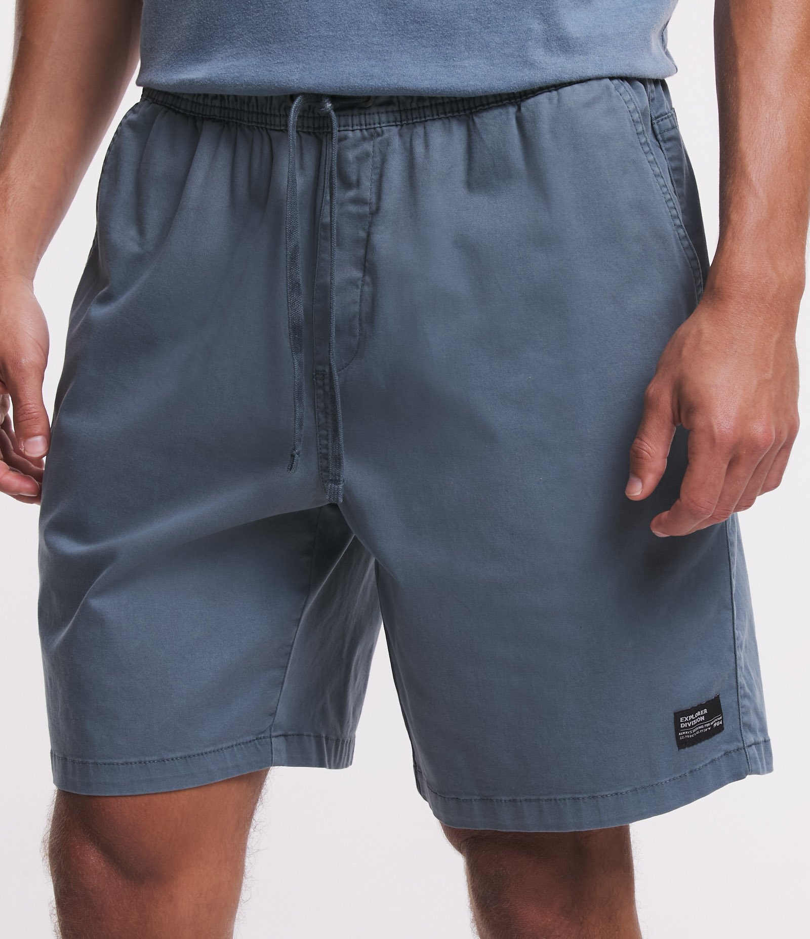 Bermuda Regular em Sarja Lavada com Amarração no Cós Azul Escuro 2