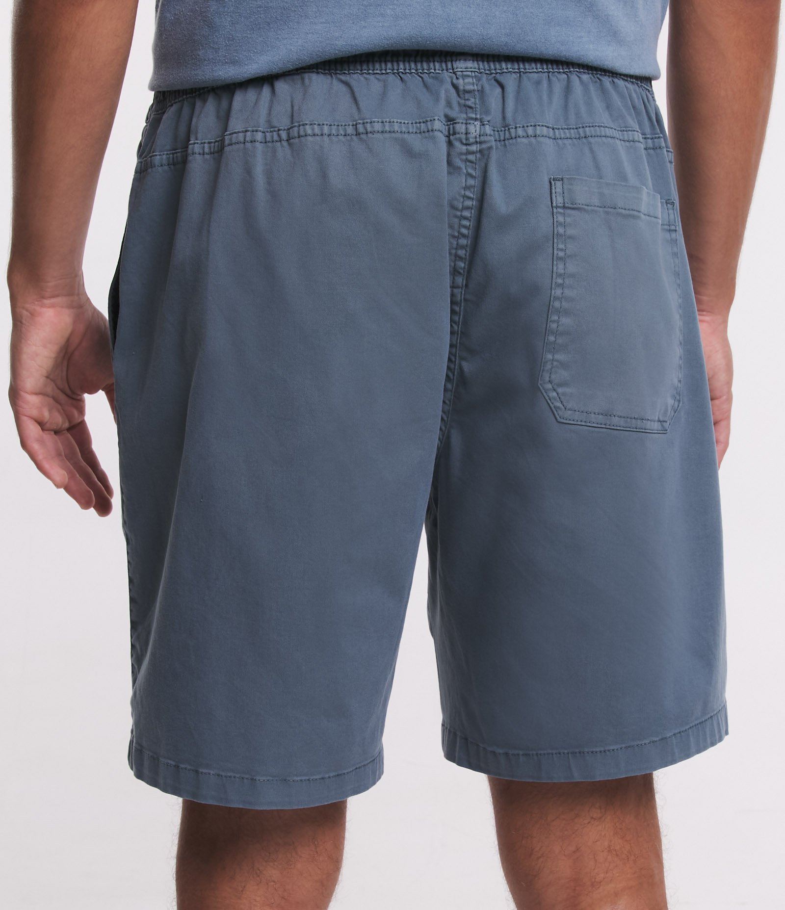 Bermuda Regular em Sarja Lavada com Amarração no Cós Azul Escuro 3