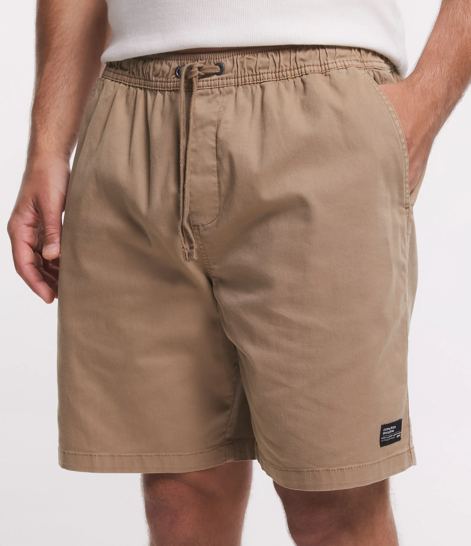 Bermuda Regular em Sarja Lavada com Amarração no Cós Bege 2